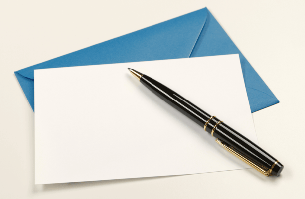 carta da lettera con busta e penna come simbolo di rimaniamo in contatto