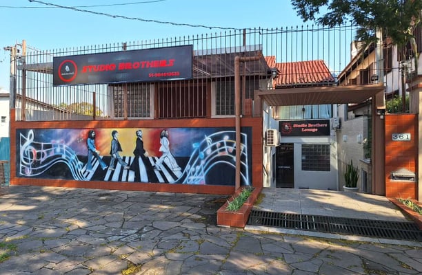 Fachada externa diurna do Studio Brothers estúdio de gravação em Porto Alegre