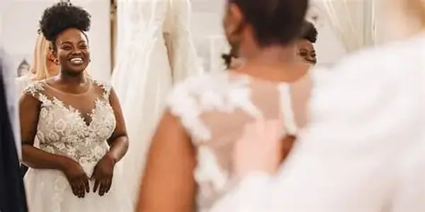 femme mariée qui se regard dans un miroir