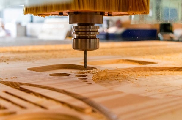 Proceso de corte CNC sobre tabla de MDF con acabado de precisión