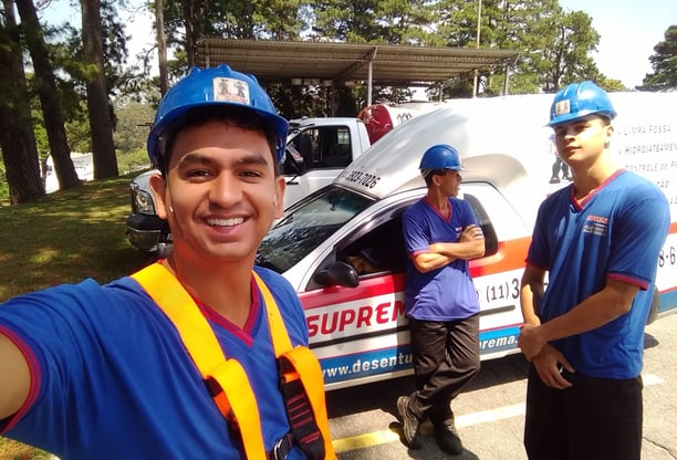 parte da equipe técnica de desentupimento e controle de pragas