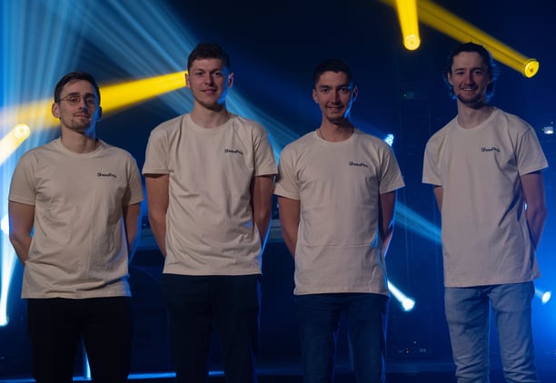 Photo de l'équipe ShowPro. avec notre DJ référent