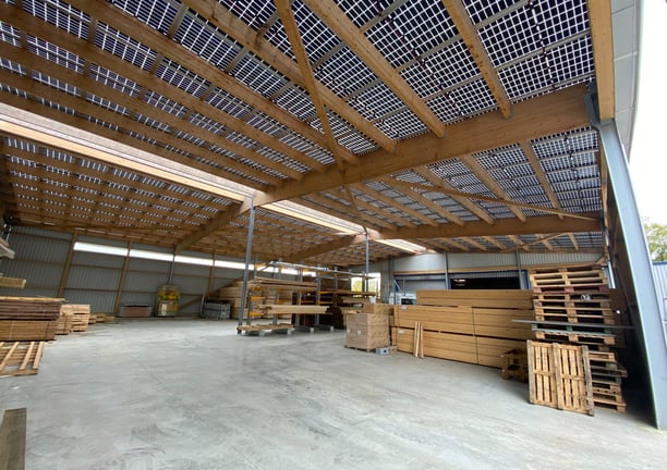 Hangar de stockage avec panneaux photovoltaïque
