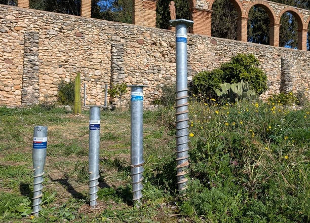 tornillos de cimentación, ground screws, cimentación en seco