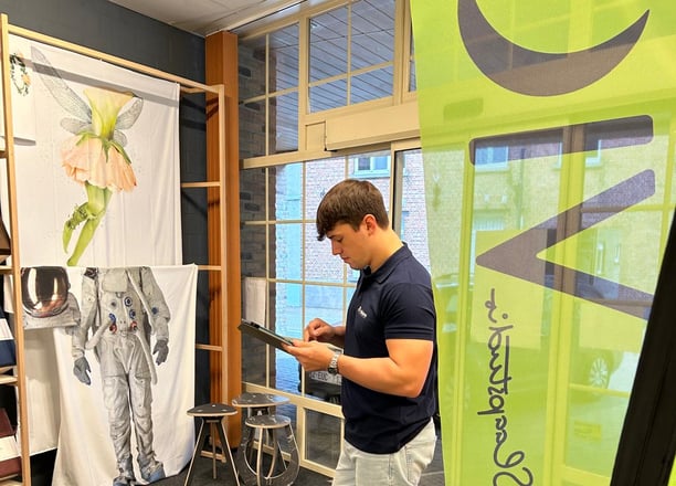 Jitse is een virtual tour aan het bewerken voor Slaapstudio Vic