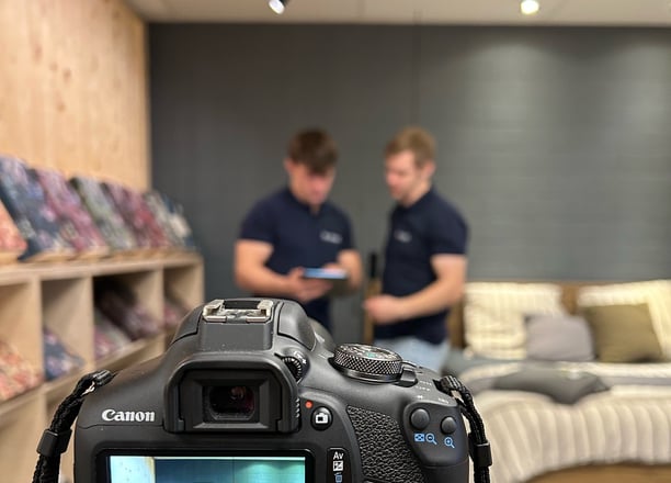 Twee collega's die een virtuele tour bespreken