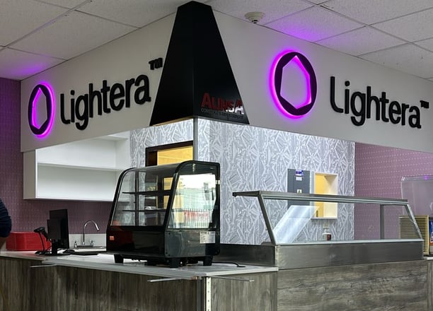Letras iluminadas tipo Channel Letters en mostrador comercial