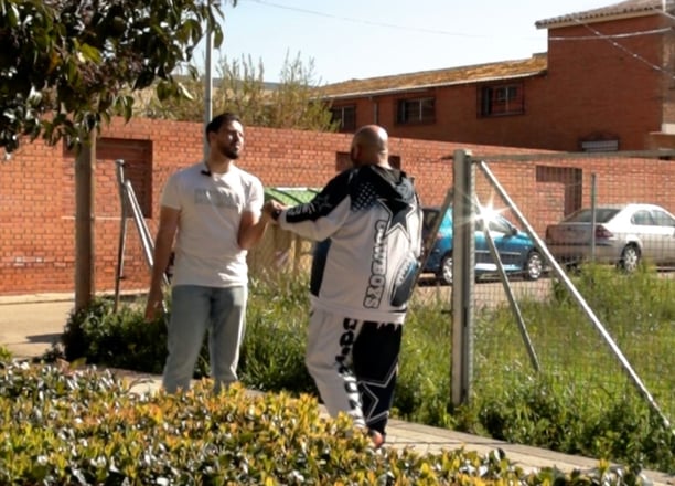 Fisioterapeuta atendiendo a paciente a domicilio en Toledo