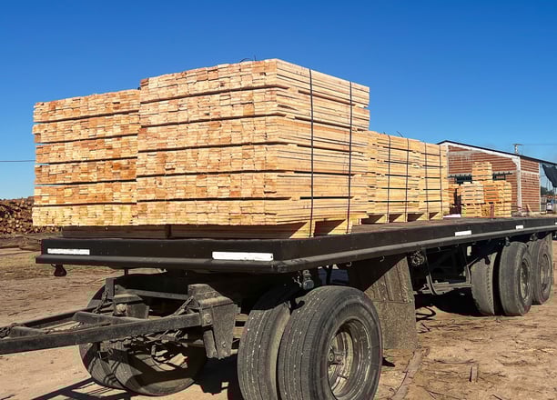 camion cargado con paquetes de tablas pallet