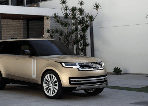 Range Rover parken infront of a house