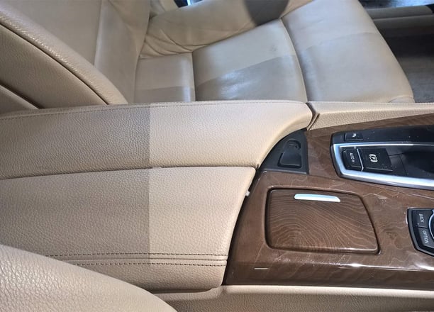 Intérieur en cuir luxueux d'une voiture, avec des sièges parfaitement nettoyés et restaurés, montran