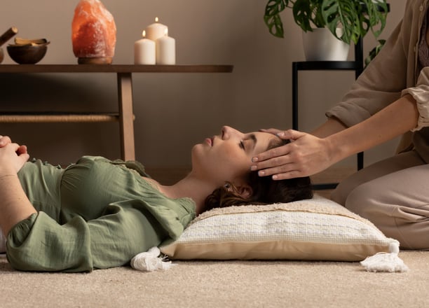 personne faisant du reiki