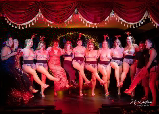 Cabaret, cols plumes, paillettes, talons strass, danseuse, showgirl, éventails, burlesque
