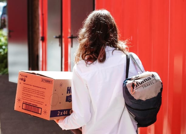 Girl goes with box to Boxrent