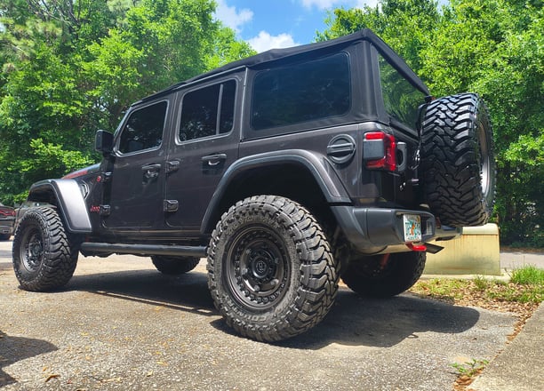 a jeep wrl with a black and white jeep