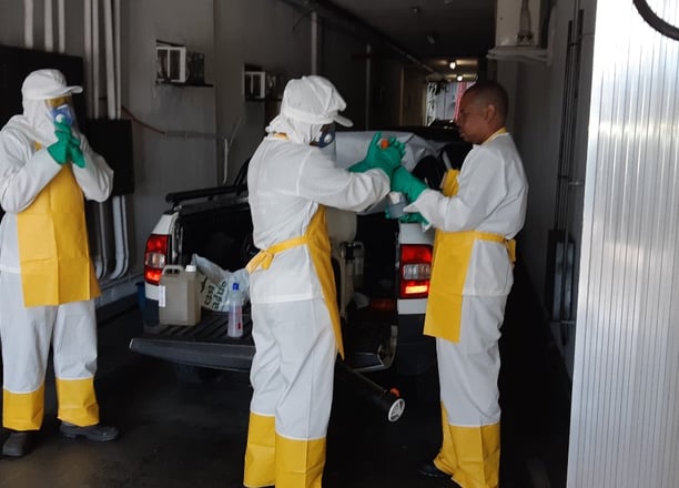 Equipe do Grupo Acqualimp pronta para atender com qualidade em dedetização e análises laboratoriais.