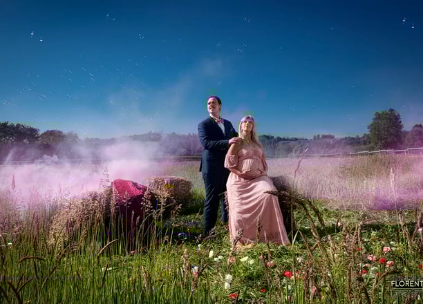 photo-pose-maternite-au-champs-couple-et-fumée-rose-bulles-florent-studio-saint-omer-photographe-boulogne-sur-mer-lille-le-to