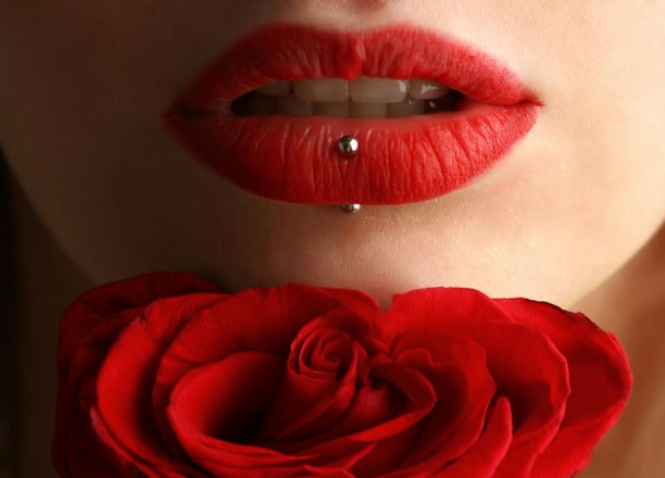 Lábios volumosos com batom vermelho