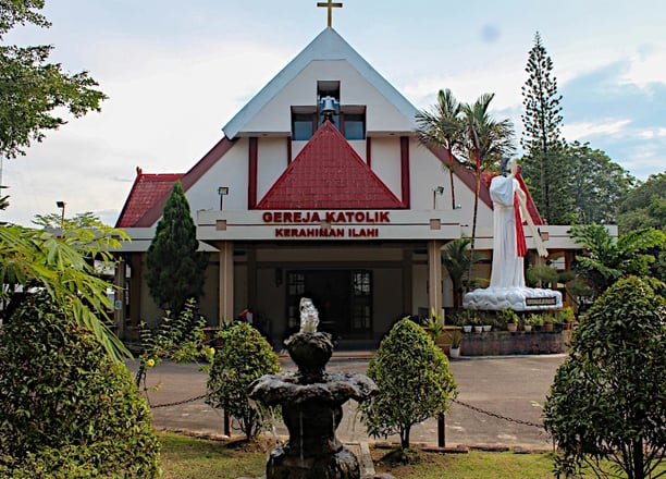 Gereja Kerahiman Ilahi, Tiban