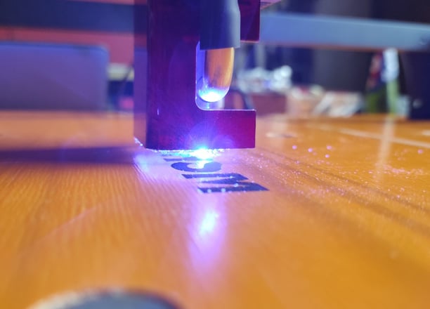 Gravure laser en cours
