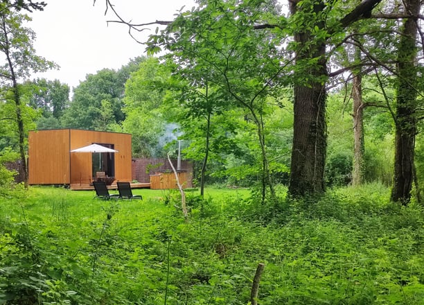 Cabane en bois dans la forêt de Sologne et bain nordique extérieur