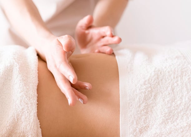 Massage du ventre d'une femme