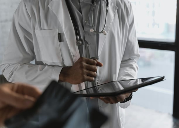 Doctora gestionando pacientes con tablet y software de IA