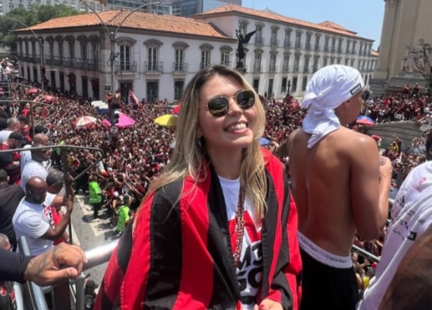 Bruna ribeiro nutricionista esportiva do flamengo comemorando o título da libertadores