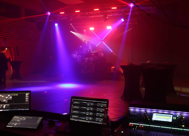 Bühnensetup für DJ in Sporthalle mit kompletter Veranstaltungstechnik