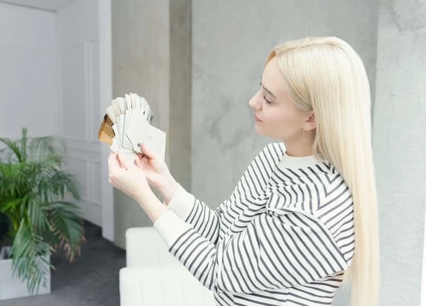 Kirpeja renkanti plauku spalva savo klijento plauku dazymui