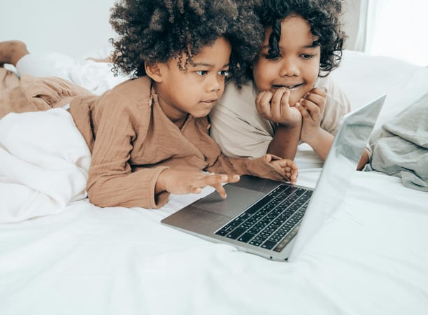 deux enfants devant un ordinateur