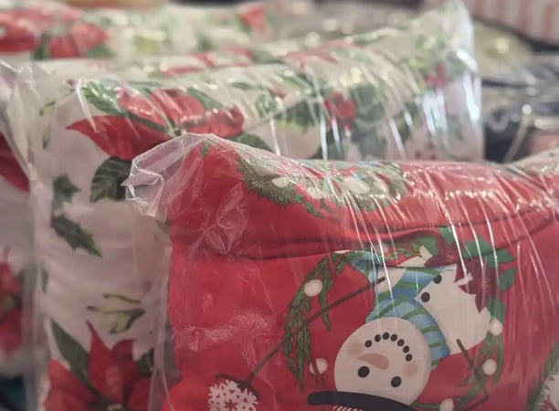 Cojines de navidad envueltos en una bolsa de platico.