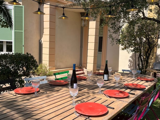 Coin repas à l'ombre en extérieur