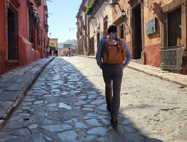 hombre en busca de un mejor destino y superación