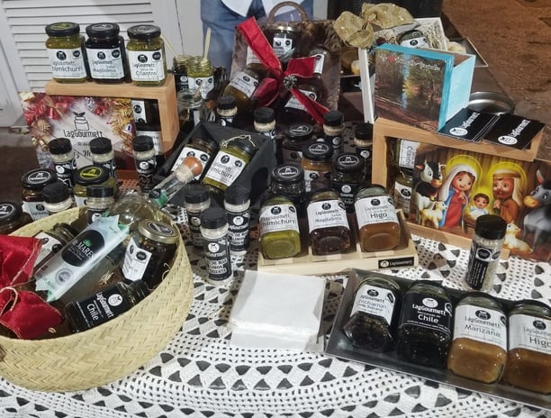 variedad de Productos LagGourmett en una mesa de presentación