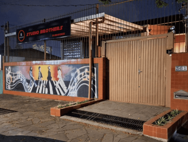 Fachada noturna do Studio Brothers estúdio de gravação em Porto Alegre