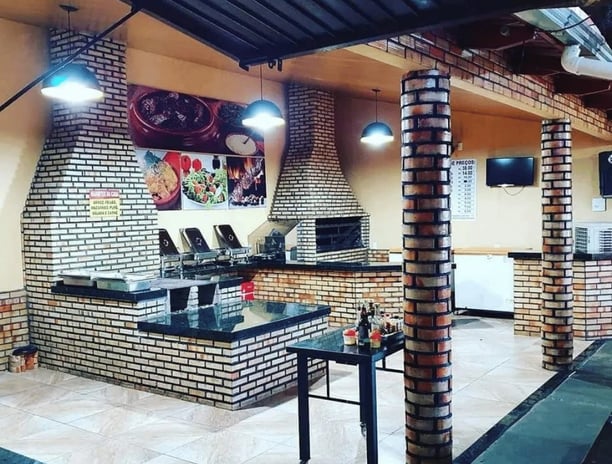 Área gourmet com churrasqueira e forno a lenha, perfeita para reunir amigos e família.