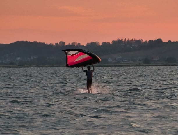 Szkolenie wingfoil 2022 Rewa Polska, na tle zachodzącego słońca