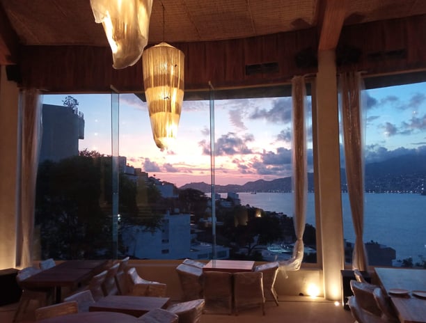 luces indirectas en restaurante