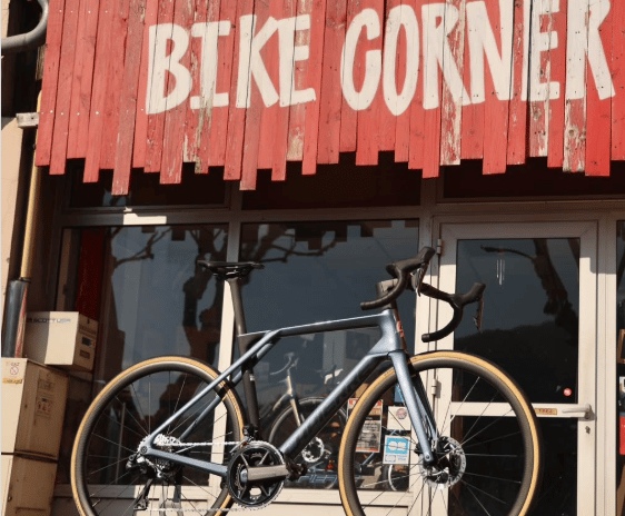 Image d'un vélo de route de la marque lapierre devant le magasin bike corner sisteron