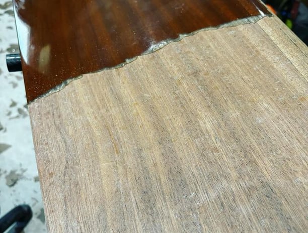 Décapage laser meuble en bois - Avant vernis foncé, après bois naturel restauré sans sablage.