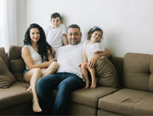 UPA Estofados onde o conforto e a saúde se encontram (família no sofá)