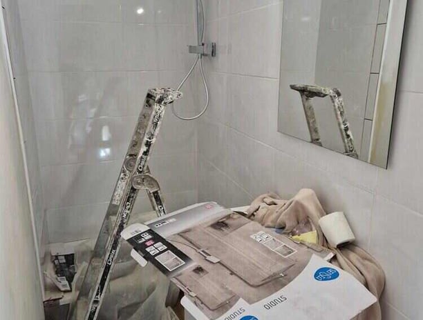 Salle de bain rénovée. Réalisation du carrelage, de la faïence et de la plomberie.