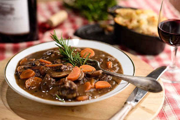 boeuf bourguignon dans une assiette blanche