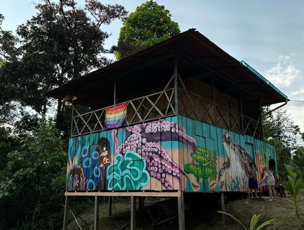 Murales de la Casa de la Tortuga, en Playa La Barra, Pacifico Colombiano