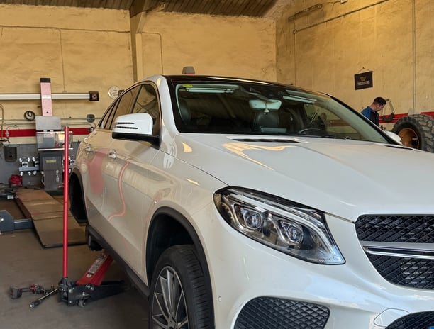 Coche en taller Neumáticos Sangar