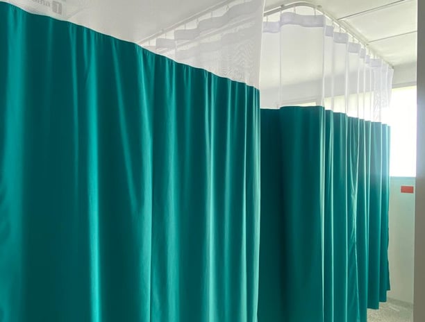 Instalación y entrega de cortinas hospitalarias por Valmajia. en centro de salud aliado.