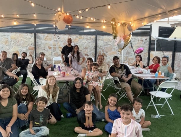 Foto de una fiesta familiar debajo de una carpa, sillas, mesas, luces, decoracion, el paso texas