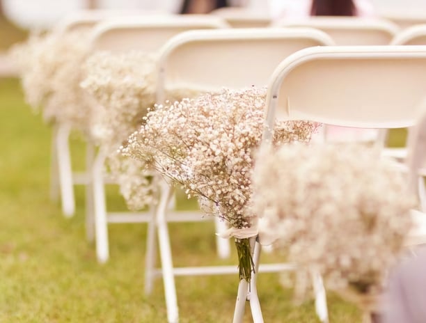 Sillas para boda decoradas con flores