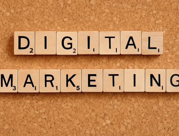 marketing digital écrit avec des lettres de scrabble